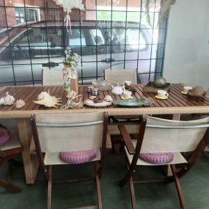 Stunning Patio table with 6 chairs