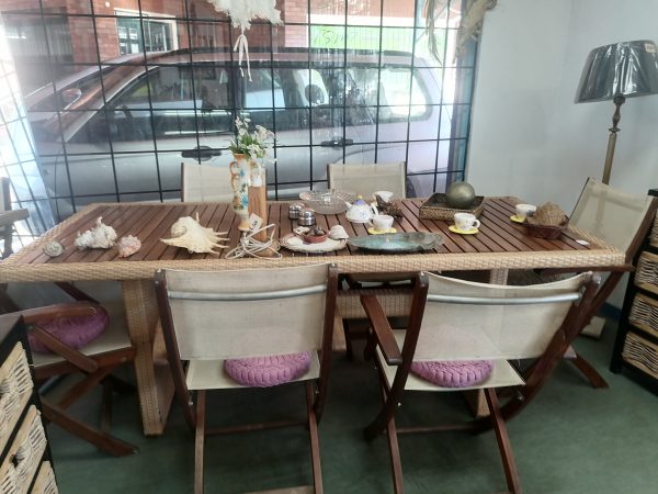 Stunning Patio table with 6 chairs